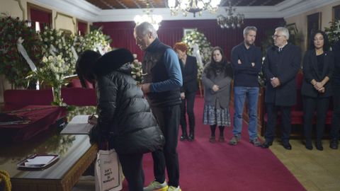 Al fondo, Rubén Arroxo junto a Miguel Fernández y Ana González Abelleira