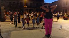Imagen de archivo de una clase de zumba al aire libre en O Barco