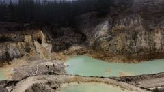 Los t�cnicos trabajan en el sellado de las balsas de lodos del antiguo complejo minero del monte Neme.