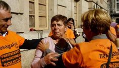 Una treintena de afectados apoyaron a su compa�era e increparon al empleado p�blico.