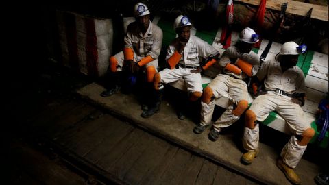 Imagen de archivo de unos mineros de la empresa Sibanye-Stillwater en Sud�frica
