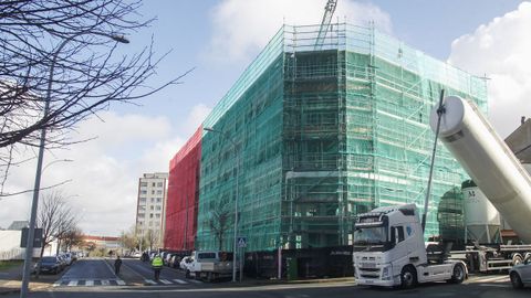 En la imagen, el edificio que está construyendo en la calle Pérez Parallé de Canido
