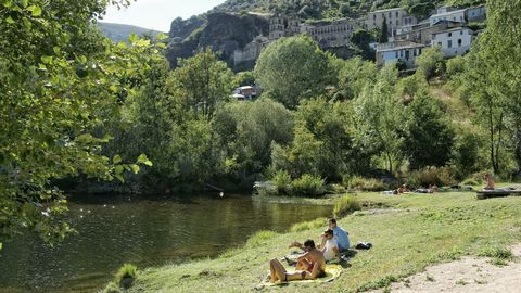 Playa de As Ermidas. Con vistas al santuario encajado entre las rocas en O Bolo, el río Bibei forma esta playa fluvial totalmente natural
