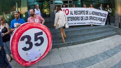 La Junta de Personal Funcionario del Principado de Asturias, durante la concentraci�n frente a la sede de la Consejer�a de Hacienda, para protestar y mostrar su rechazo al proyecto de ley de Funci�n P�blica, que se est� tramitando en la Junta General del Principado y que considera insuficiente.