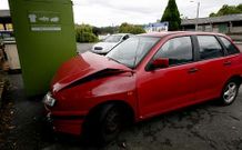 El coche choc� contra una nave en la feria del ganado. 
