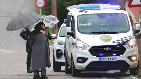 La alcaldesa de Mos, Nidia Ar�valo, abrazando desconsolada a una mujer el domingo en Mos