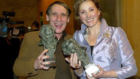 Celso Bugallo y Mabel Rivera posan con los Goyas que ganaron por sus papeles en la pel&iacute;cula &laquo;Mar adentro&raquo; en el a&ntilde;o 2005