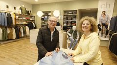 Jos� Antonio e Isabel, padre e hija, en la tienda Chamorro de Burela