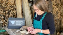 Luc�a Seoane, en el taller que abri� en el 2019 en la aldea de Santa Eufemia