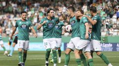 Cubero y Sabin Merino felicitan a Carlos Vicente en A Malata.