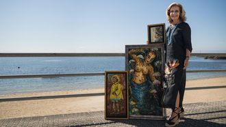 Lola Doporto, en el paseo mar�timo de la playa de A Corna, en Palmeira, con algunos de sus cuadros