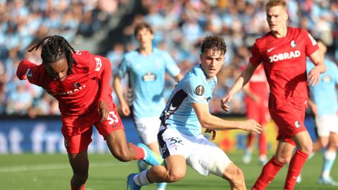 El jugador del Celta Javi Rodr�guez, durante el partido ante el Friburgo.