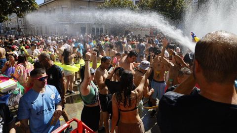 La batucada incluyó fiesta del agua.
