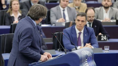 Puigdemont mira a S�nchez durante su intervenci�n
