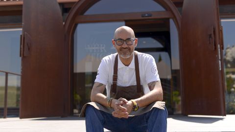 Rafa Centeno ante la entrada del restaurante Vértigo, en la bodega Regina Viarum de Sober
