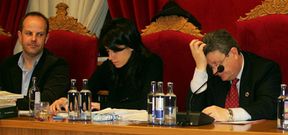 Mois�s Rodr�guez (izquierda) observa al entonces alcalde Rocha en un pleno en el 2006, cuando era concejal de Cultura. 