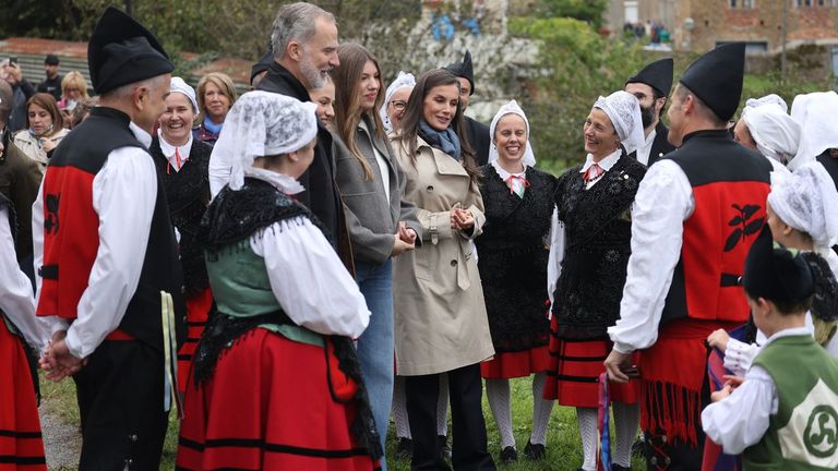 Los Reyes, la princesa Leonor y la Infanta Sof�a durante el acto de entrega del premio al ?Pueblo Ejemplar de Asturias 2025, a 25 de octubre de 2025, en Valdesoto, Sieto, Asturias (Espa�a). El Premio al Pueblo Ejemplar de Asturias 2025 ha sido concedido a la parroquia de Valdesoto, que pertenece al concejo asturiano de Siero