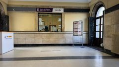 En el vest�bulo de la estaci�n de tren de Lugo no hay m�quina para comprar billetes cuando la taquilla est� cerrada