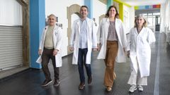 De izquierda a derecha, los neurlogos Jos Ramn Rodrguez (jefe de servicio), Alejandro Rivero e Iria Cabo, y la auxiliar de enfermera Mara Jos Gonzlez, el pasado abril en el Hospital Provincial de Pontevedra 