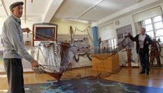 Y��ez (� esquerda) explicou como se emprega cada unha das artes que doou ao museo<span lang= es-es >. </span>