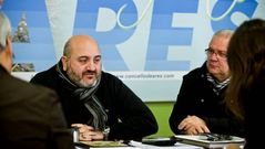 Julio Iglesias, alcalde de Ares, junto a miembros de su equipo de gobierno durante la comparecencia