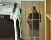 Una visita al juzgado ayer para dos comparecencias. En la imagen de la izquierda, el detenido el d�a que fue puesto a disposici�n judicial tras el asesinato; y a la derecha, ayer, en el juicio al que tuvo que acudir por lesiones en el transcurso de una pelea.  