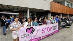 Concentracion y minuto de silencio delante del concello de Burela contra la violencia de g�nero a ra�z del asesinato de Vilalba
