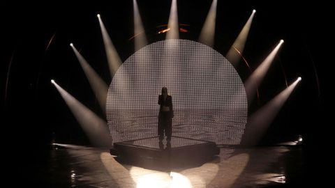 Holanda, con una balada intimista en la final de Eurovisin