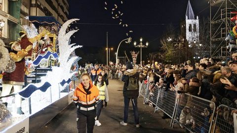 Miles de personas salieron a las calles de Ourense para recibir a sus majestades de Oriente pese al frío