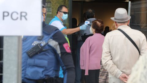 Toma de temperatura antes de entrar en un centro cultural de Puende de Vallecas, en Madrid