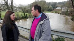 Mayra Garc�a y C�sar �lvarez, junto al Eo ayer en la zona de Abres.