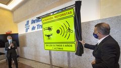 ATENCI�N MOTORISTAS El expiloto Jorge Mart�nez Aspar descubre la se�al en presencia del ministro del Interior, en una imagen de archivo