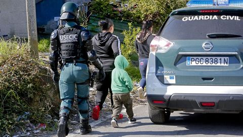 Operativo antidroga de la Guardia Civil en el poblado de O Vao