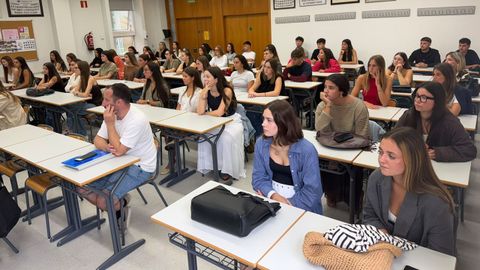 Alumnos de primero de Podolog�a, en su primer d�a de clase en el campus