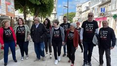 Miembros de la candidatura socialista (incluido el edil de Infraestruturas, Luis Fernndez, tercero por la izquierda, sin camiseta), paseando el mircoles por la ra da Pravia. 