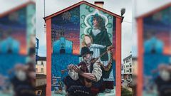 El mural que rinde homenaje a las Festas do Carme de As Pontes, en un edificio de la plaza homónima