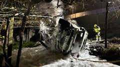 El coche calcinado, anoche en el lugar del accidente