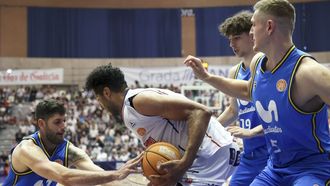 Felipe dos Anjos, rodeado por tres jugadores del Estudiantes