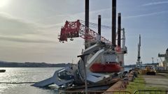 La gra volcada y medio hundida en el agua, con el Brave Tern detrs, el da de accidente.