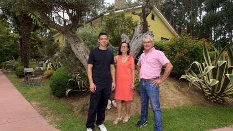 Adri&aacute;n V&aacute;zquez, a la izquierda, est&aacute; al frente del Hostal Finca La Oliva ubicado en el coraz&oacute;n del municipio oleirense y que hace 26 a&ntilde;os sus padres, Jos&eacute; Antonio y Mar&iacute;a Asunci&oacute;n, fundaron como residencia comunitaria de mayores. Abrieron hace un mes y est&aacute;n teniendo m&aacute;s reservas de las que calculaban. 