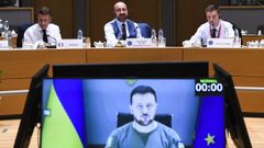 Volodmir Zelenski interviene por videoconferencia en la sesin del Consejo Europeo del jueves en la que se aprob el estatus de Ucrania como pas candidato a ingresar en la UE