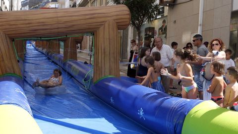 HINCHABLES DE AGUA Y UN SUPER TOBOGAN POR LAS COMPRAS HECHAS  EN COMERCIOS DE LA  ASOCIACION DE EMPRESARIOS DE RIBEIRA