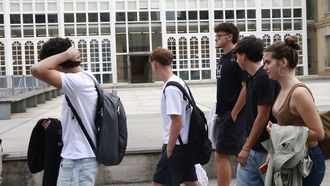 Estudiantes a su paso delante de Humanidades, en una imagen tomada este martes