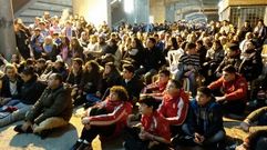 Celtistas siguiendo el derbi en Bala�dos.