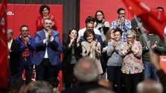 La vicepresidenta del Gobierno en funciones, Carmen Calvo (5i); el presidente del Principado, Adri�n Barb�n (3i), y la vicesecretaria general del PSOE, Adriana Lastra (4i)