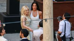Dua Lipa y Donatella Versace en Palermo, durante las celebraciones nupciales de la artista.
