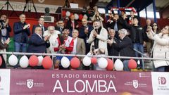 <span lang= gl >O capit�n do Arousa Pacheco, no momento de proceder a erguer a copa de campi�n galego da Tercera RFEF no palco de autoridades da Lomba.</span>