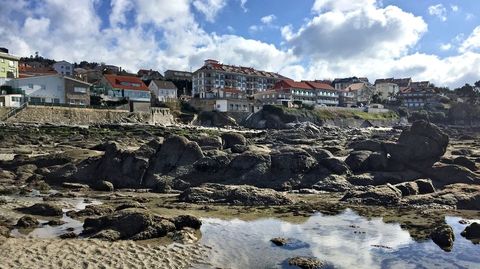 La ampliación del espigón del puerto deportivo dejó sin arena Carabuxeira al alterar las mareas