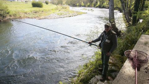 Un pescador de salm�n en el Eo, en la zona asturiana de San Tirso de Abres