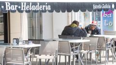 Unos clientes en una terraza de Sanxenxo este martes